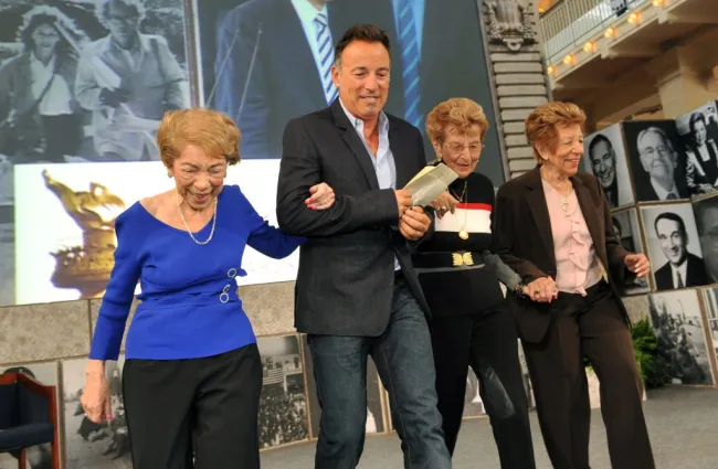 Adele Springsteen y Bruce Springsteen caminando con otros miembros de la familia
