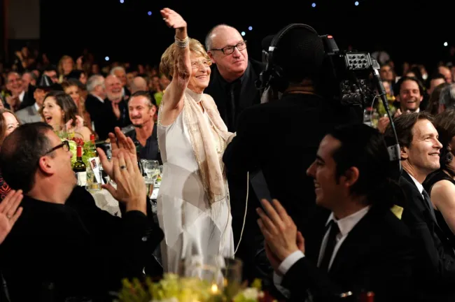 Adele Springsteen saludando