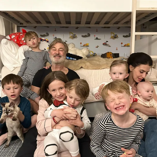 Alec Baldwin fotografiado con su esposa Hilaria y sus hijos Carmen, 10, Rafael, 8, Leonardo, 7, y Romeo, 5, Eduardo, 3, y Lucía, 2, Ilaria, 1.