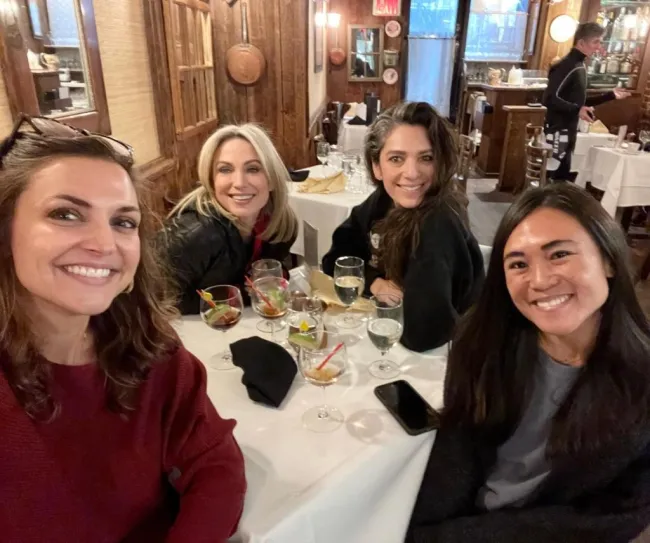 selfie de amy robach y amigas en una mesa de restaurante con muchos cócteles