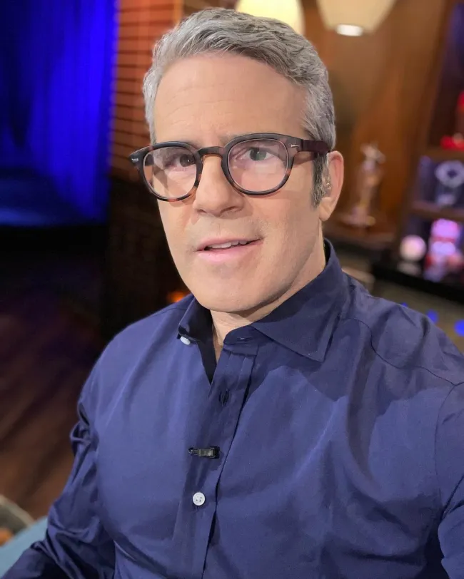 Andy Cohen se toma una selfie con gafas y camiseta azul.
