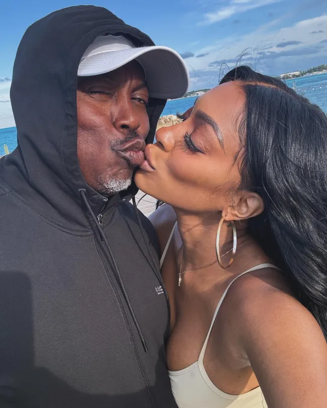 Porsha Williams besa a su marido Simon Guobadia en la playa.