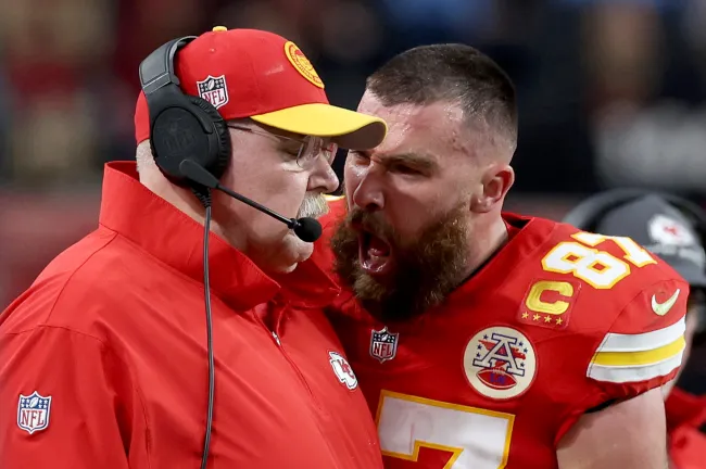 Travis Kelce #87 de los Kansas City Chiefs reacciona al entrenador en jefe Andy Reid en la primera mitad contra los San Francisco 49ers durante el Super Bowl LVIII.