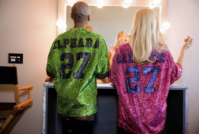 Arian Grande y Cynthia Ervio con camisetas de fútbol brillantes