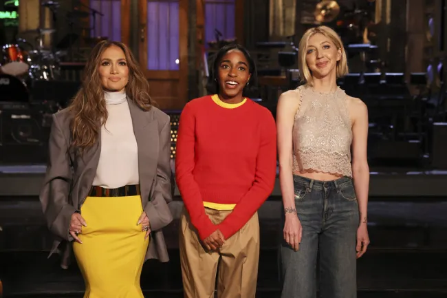 Jennifer Lopez, Ayo Edebiri y Heidi Gardner en la promoción de Saturday Night Live