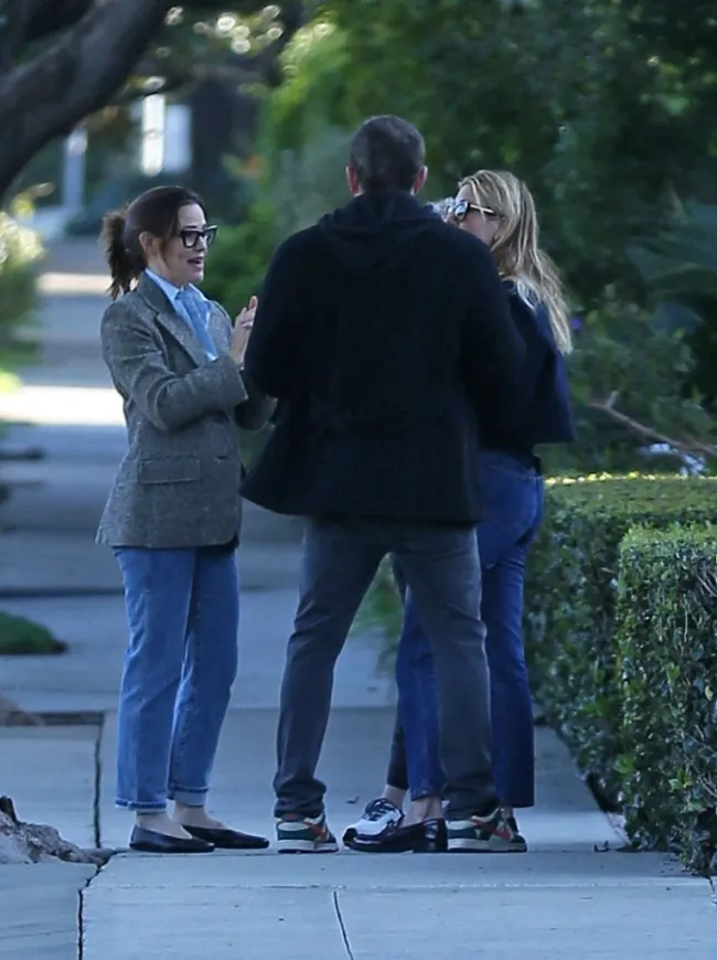 Jennifer Garner charlando con Ben Affleck.