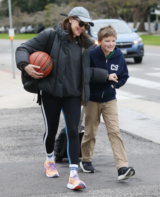 Jennifer Garner y su hijo Samuel caminando.
