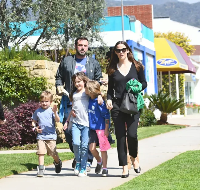 Jennifer Garner y Ben Affleck con sus tres hijos.