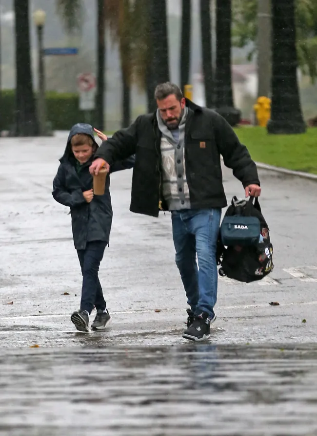 Ben Affleck y su hijo Samuel bajo la lluvia.