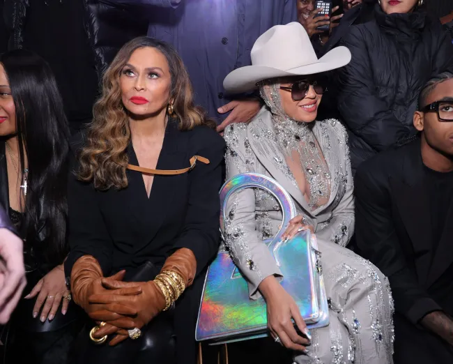 Tina Knowles y Beyoncé asisten al desfile de Luar.
