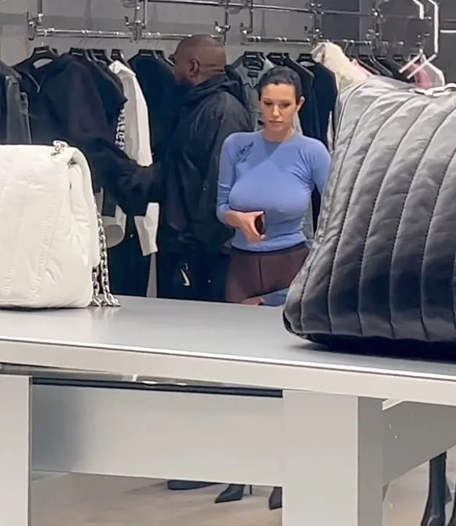 Bianca Censori y Kanye West de compras en París.