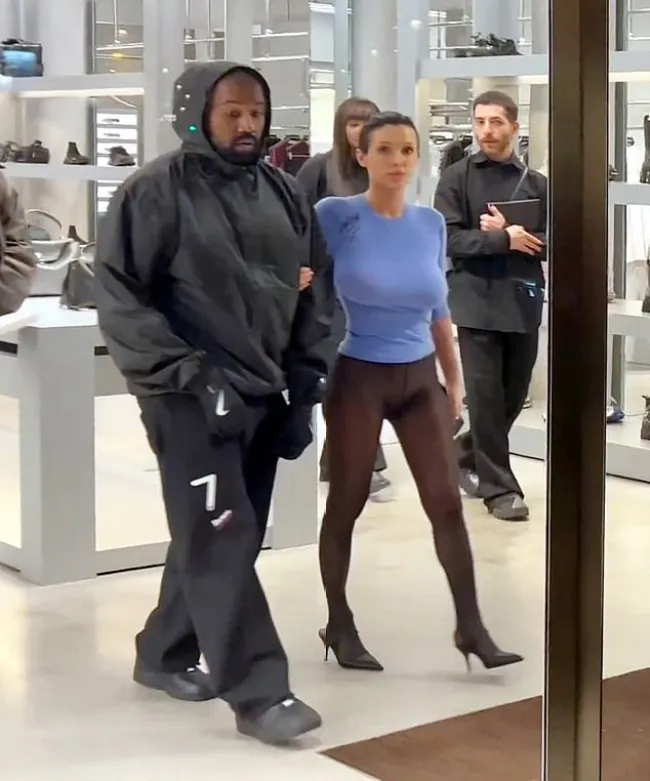 Bianca Censori y Kanye West de compras en París.