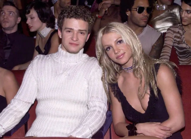 Justin Timberlake y Britney Spears sentados uno al lado del otro en 2000