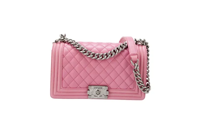 Un bolso Chanel rosa.