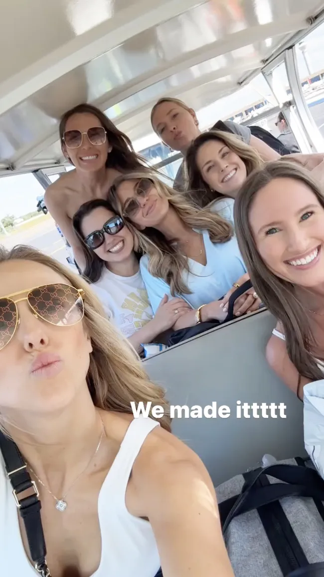 Brittany Mahomes y sus amigos en un carrito de golf