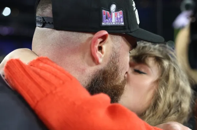 Travis Kelce y Taylor Swift besándose