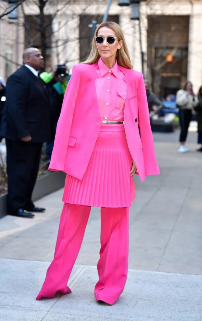 Celine Dion con un traje rosa