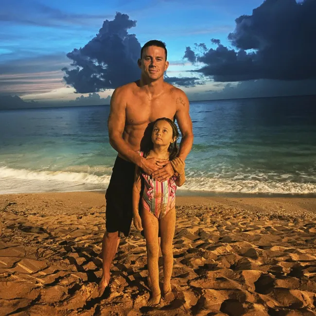 Channing Tatum con su hija Everly en la playa.
