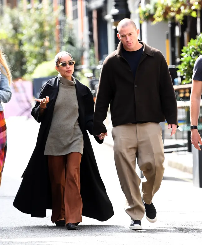 Channing Tatum camina por la calle con Zoë Kravitz.