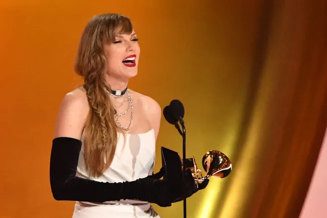 Taylor Swift acepta el premio al Mejor Álbum Vocal Pop por 
