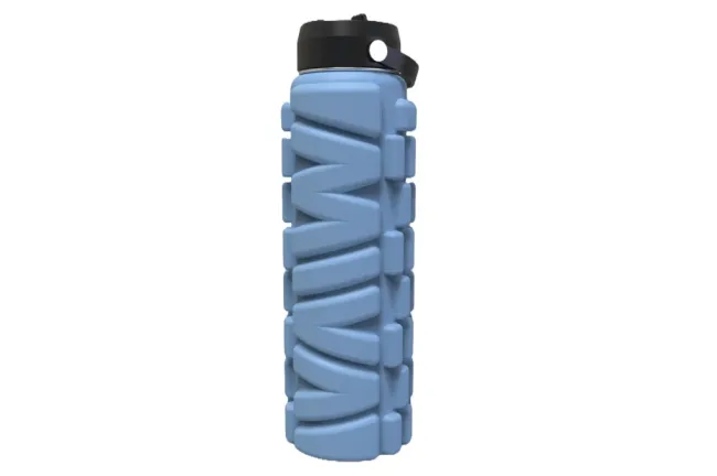 Una botella de agua con rodillo de espuma azul.