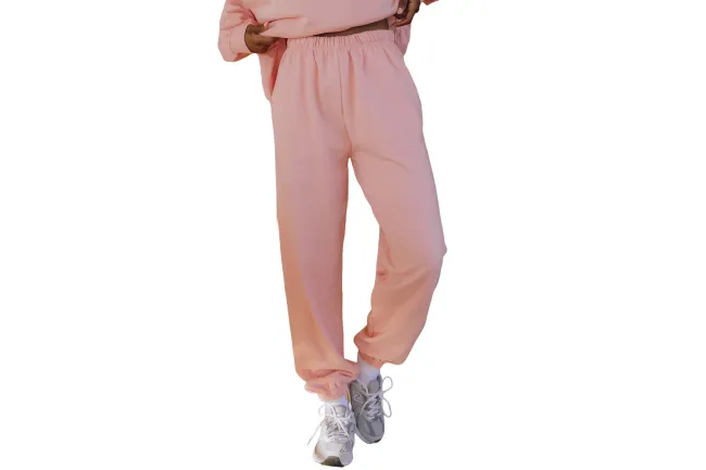 Un modelo con joggers de lana rosa.