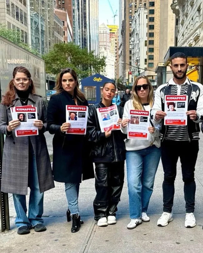 Debra Messing, Eliad Cohen y más activistas crean conciencia sobre los rehenes israelíes en Nueva York