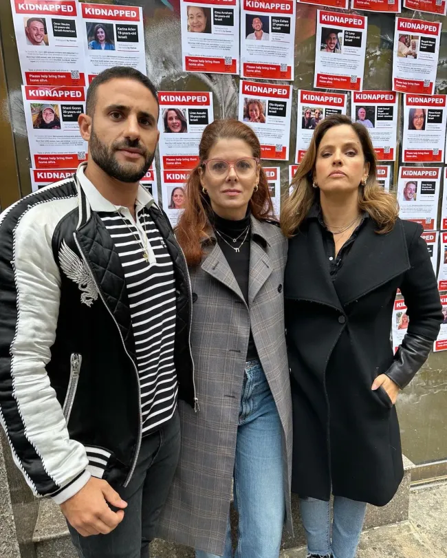 Eliad Cohen y Debra Messing posan con una compañera activista Noa Tishby en Nueva York
