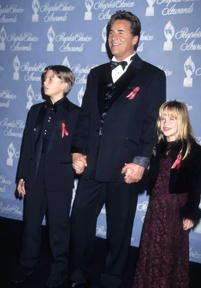 Don Johnson con Alexander Bauer y su hija Dakota Johnson.