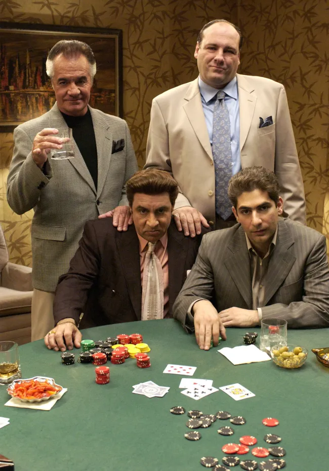 Tony Sirico, James Gandolfini y Steven Van Zandt y Michael Imperioli sentados aparecen en una escena de 