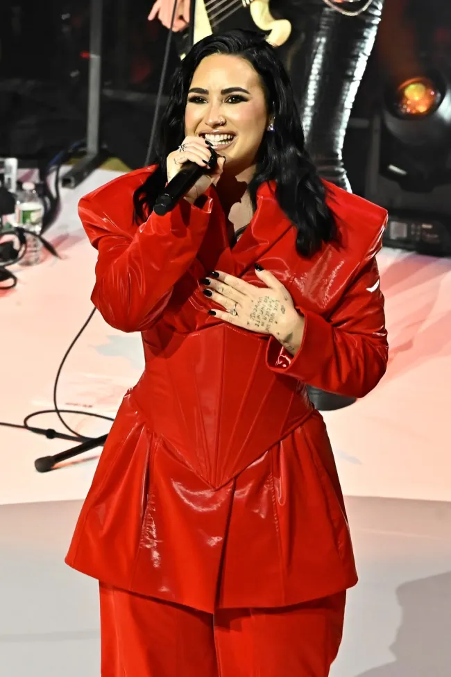 Demi Lovato cantando