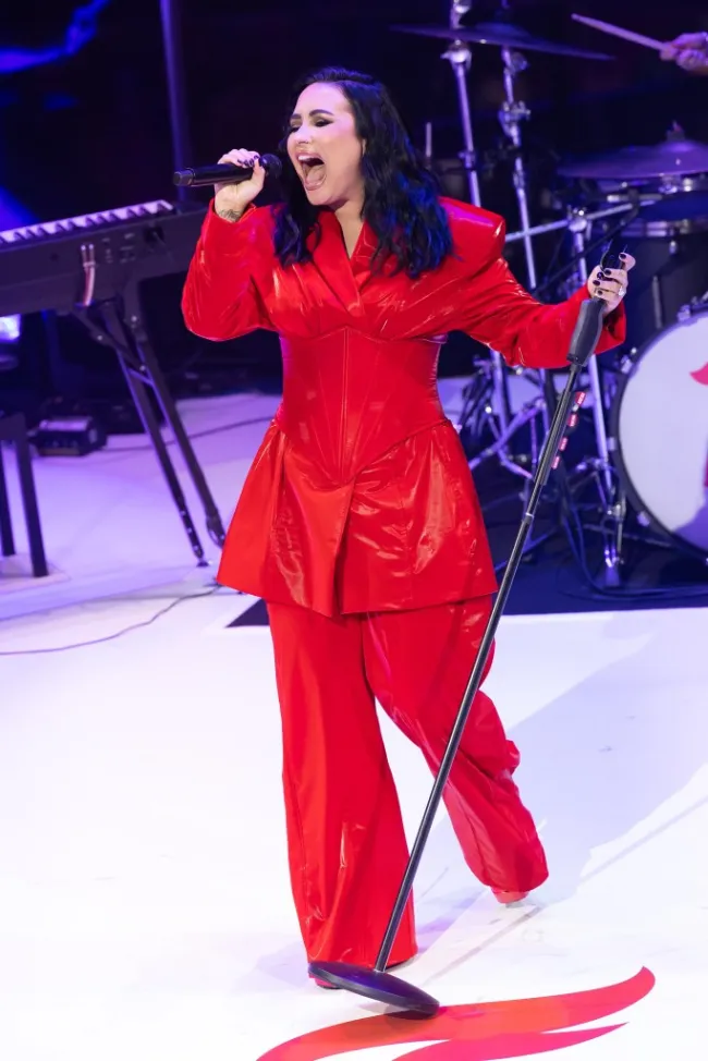 Demi Lovato canta en el concierto de la colección de vestidos rojos Go Red For Women 2024