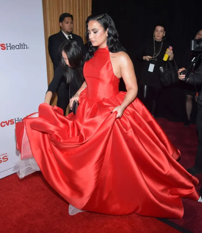 Demi Lovato asiste a la alfombra roja de la colección de vestidos rojos Go Red For Women 2024 en 2024