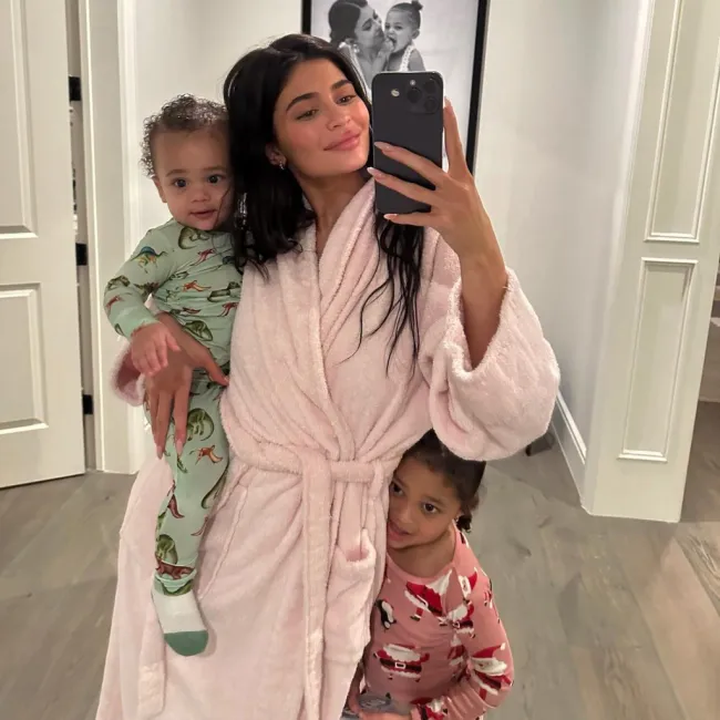 Kylie Jenner con sus hijos Stormi y Aire Webster