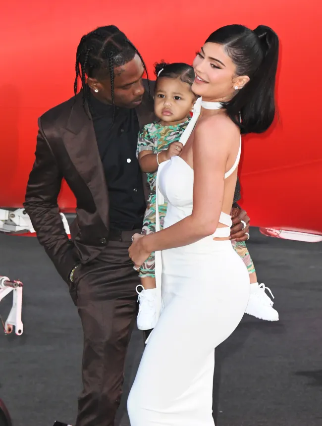 Kylie Jenner y Travis Scott con su hija Stormi