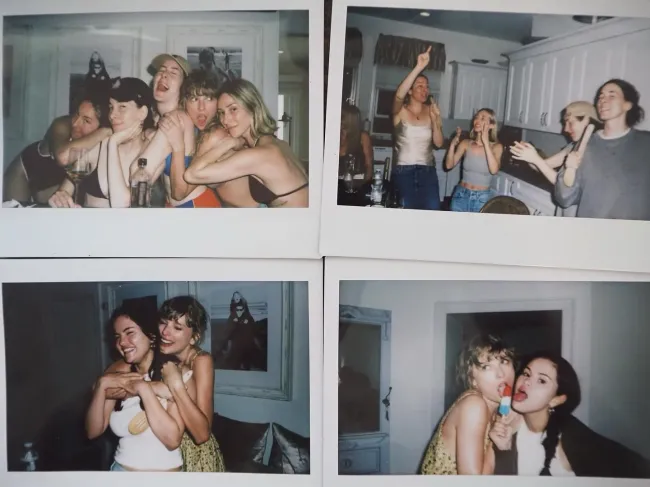 Taylor Swift y amigos en su casa de Rhode Island
