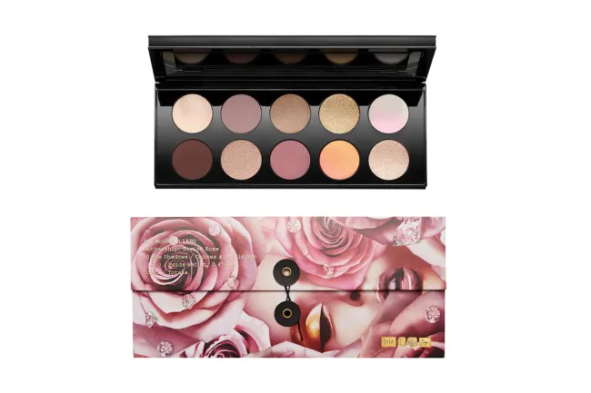 Una paleta de sombras de ojos de Pat McGrath con un empaque con estampado de rosas.