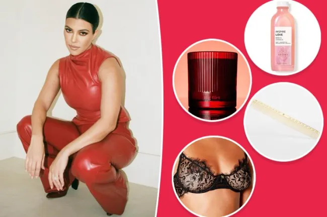 Kourtney Kardashian con incrustaciones de lencería, velas, gel de baño y peine