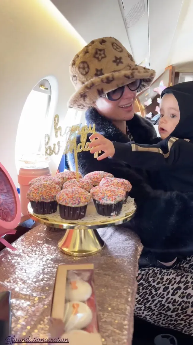 Paris Hilton y su hijo Phoenix en un jet privado
