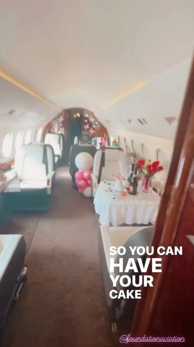 El interior de un jet privado decorado para el 43 cumpleaños de Paris Hilton