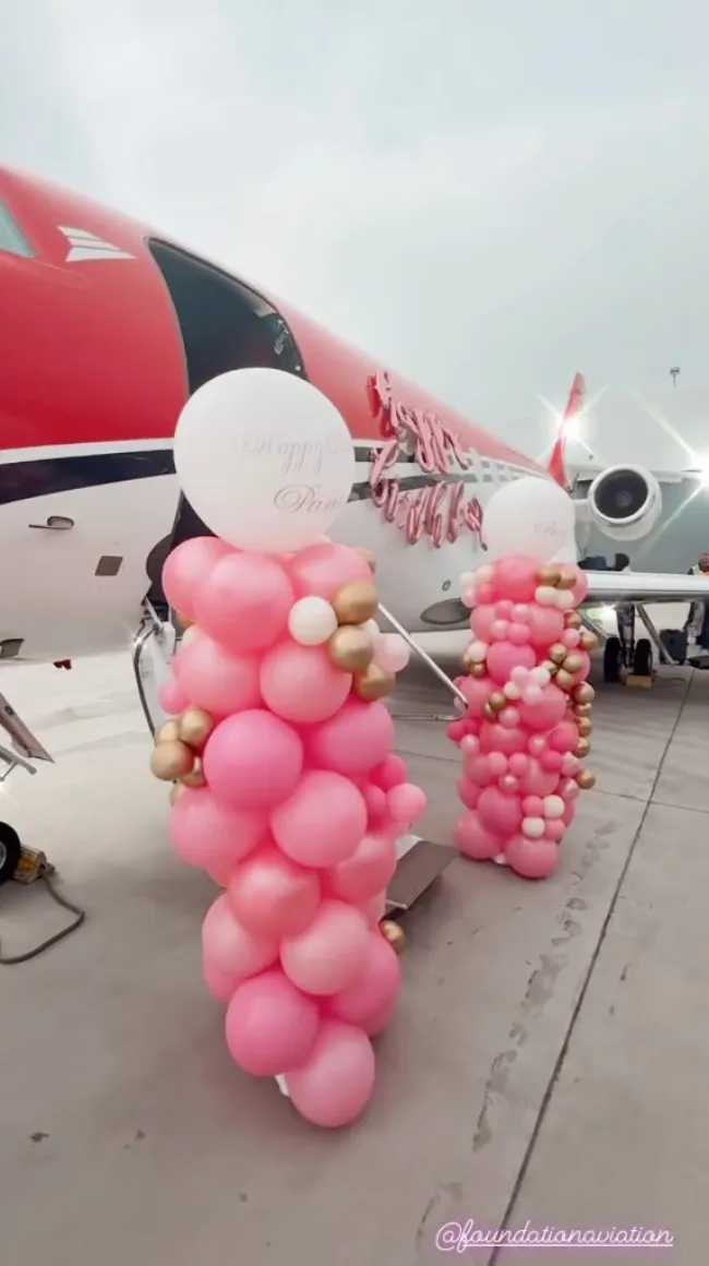 El exterior de un jet privado decorado para el 43 cumpleaños de Paris Hilton