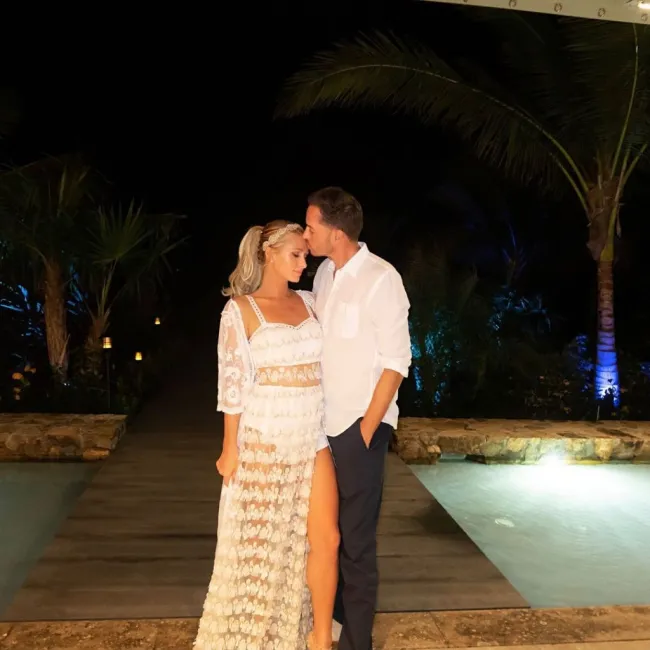 Paris Hilton y su esposo Carter Reum se besan afuera