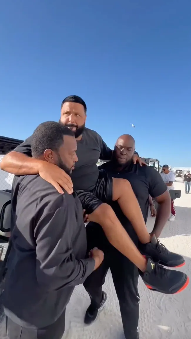 DJ Khaled siendo llevado