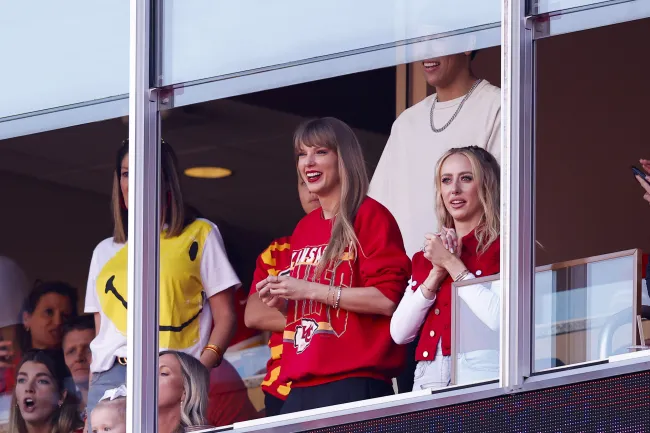 Taylor Swift viendo un partido de la NFL desde una suite con Brittany Mahomes.
