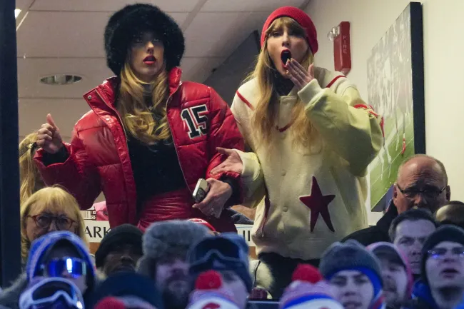 Brittany Mahomes y Taylor Swift en una suite de la NFL.