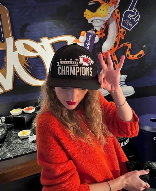 Taylor Swift posa con gorra de campeona de la AFC