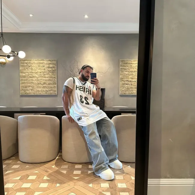 Drake se está tomando una selfie en el espejo.