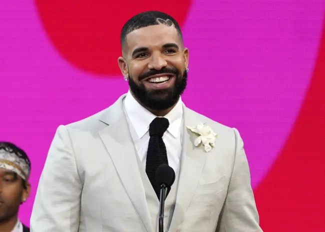 Drake sonriendo en los Billboard Music Awards de 2021.