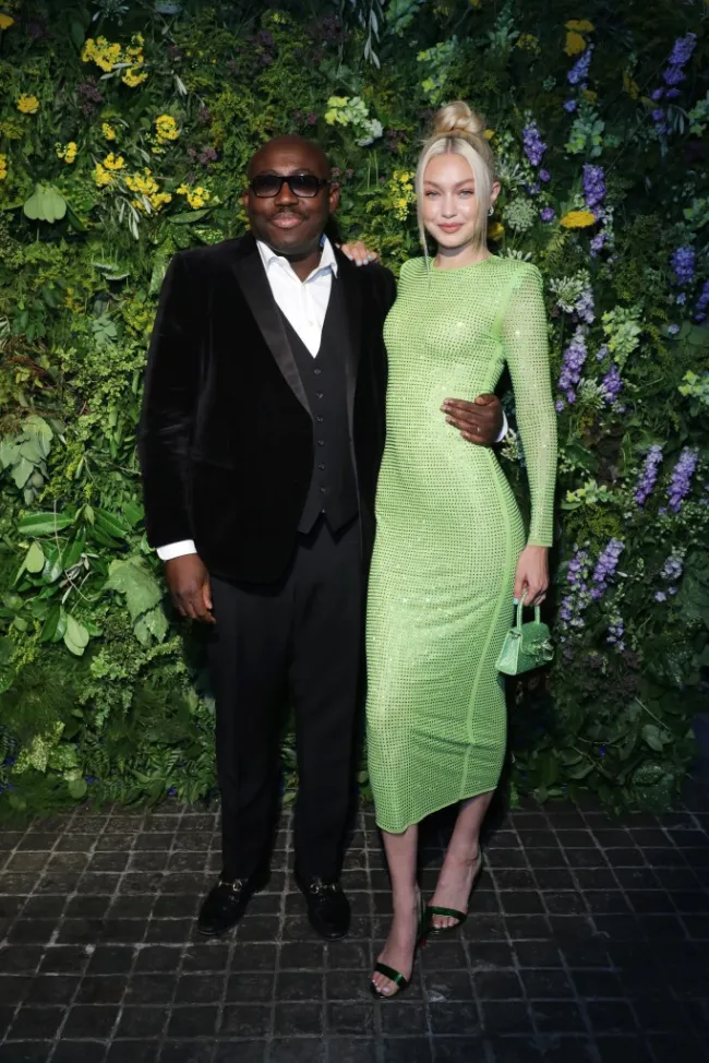 Edward Enninful y Gigi Hadid asisten a la fiesta de verano de autorretratos de Vogue X británica en 2022