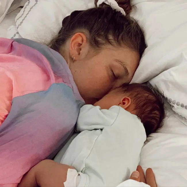 Gigi Hadid duerme una siesta con su hija Khai